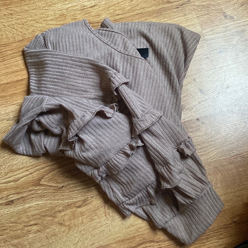 Ruffled sleeves ribbed knit sweater style top